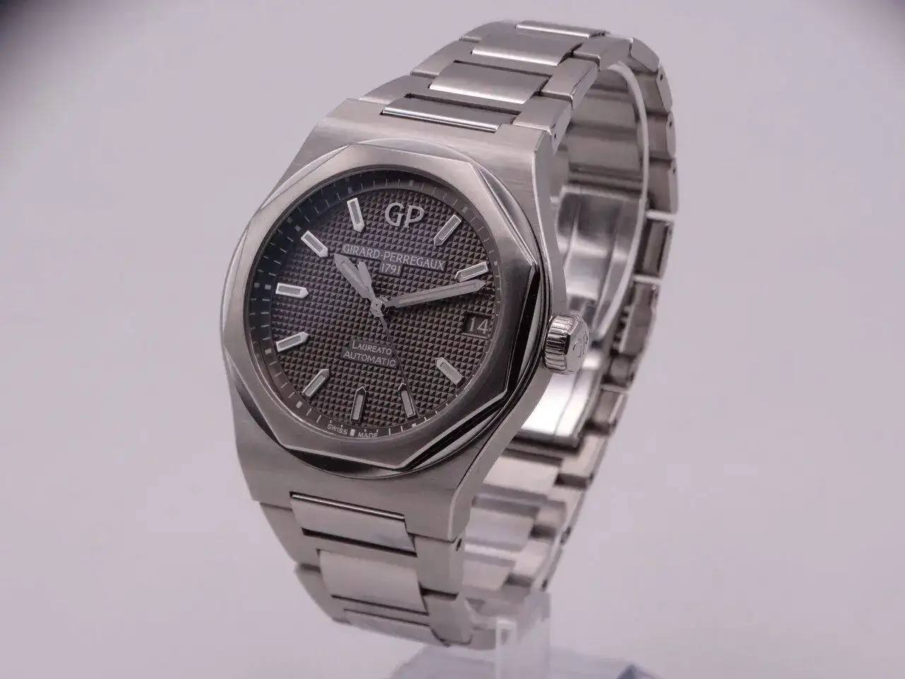 Girard Perregaux Laureato Grey 06457.JPG