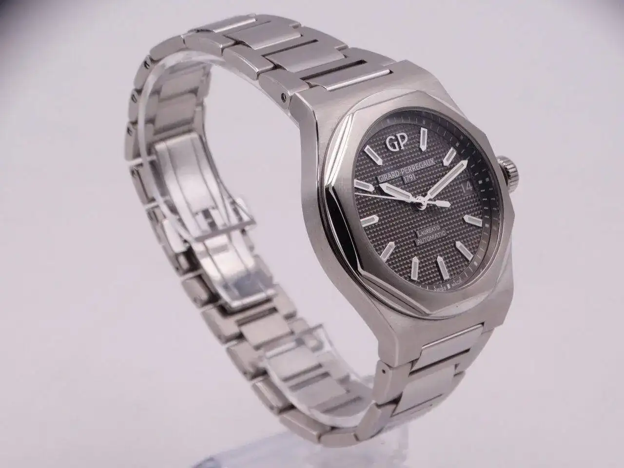 Girard Perregaux Laureato Grey 06461.JPG