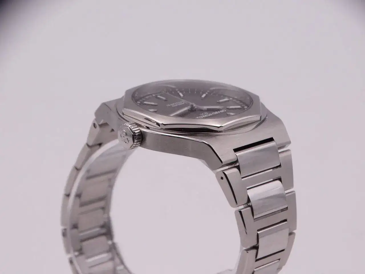 Girard Perregaux Laureato Grey 06466.JPG