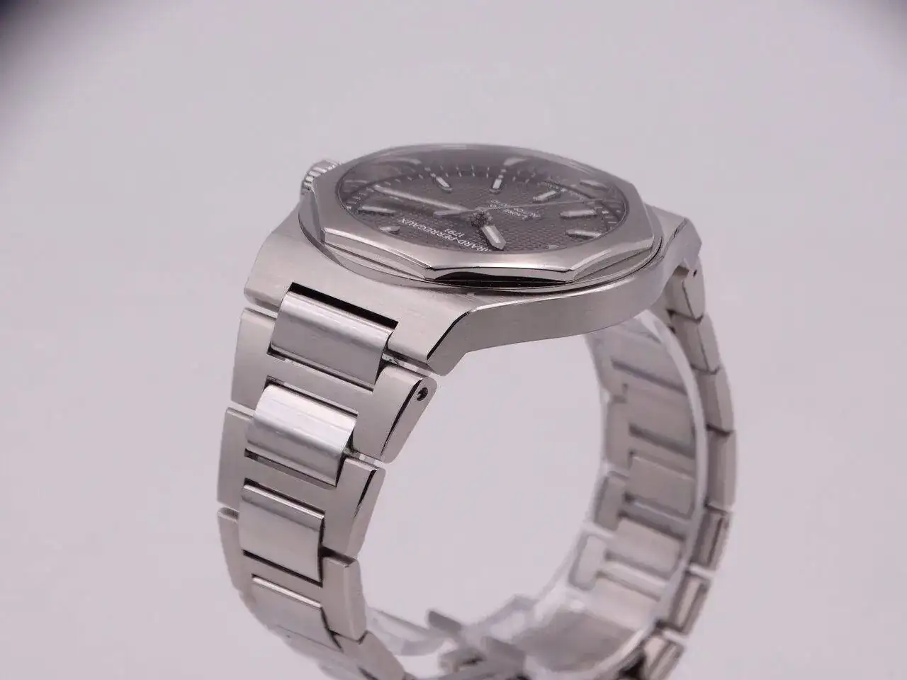 Girard Perregaux Laureato Grey 06467.JPG