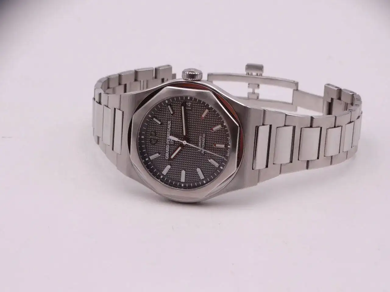 Girard Perregaux Laureato Grey 06473.JPG