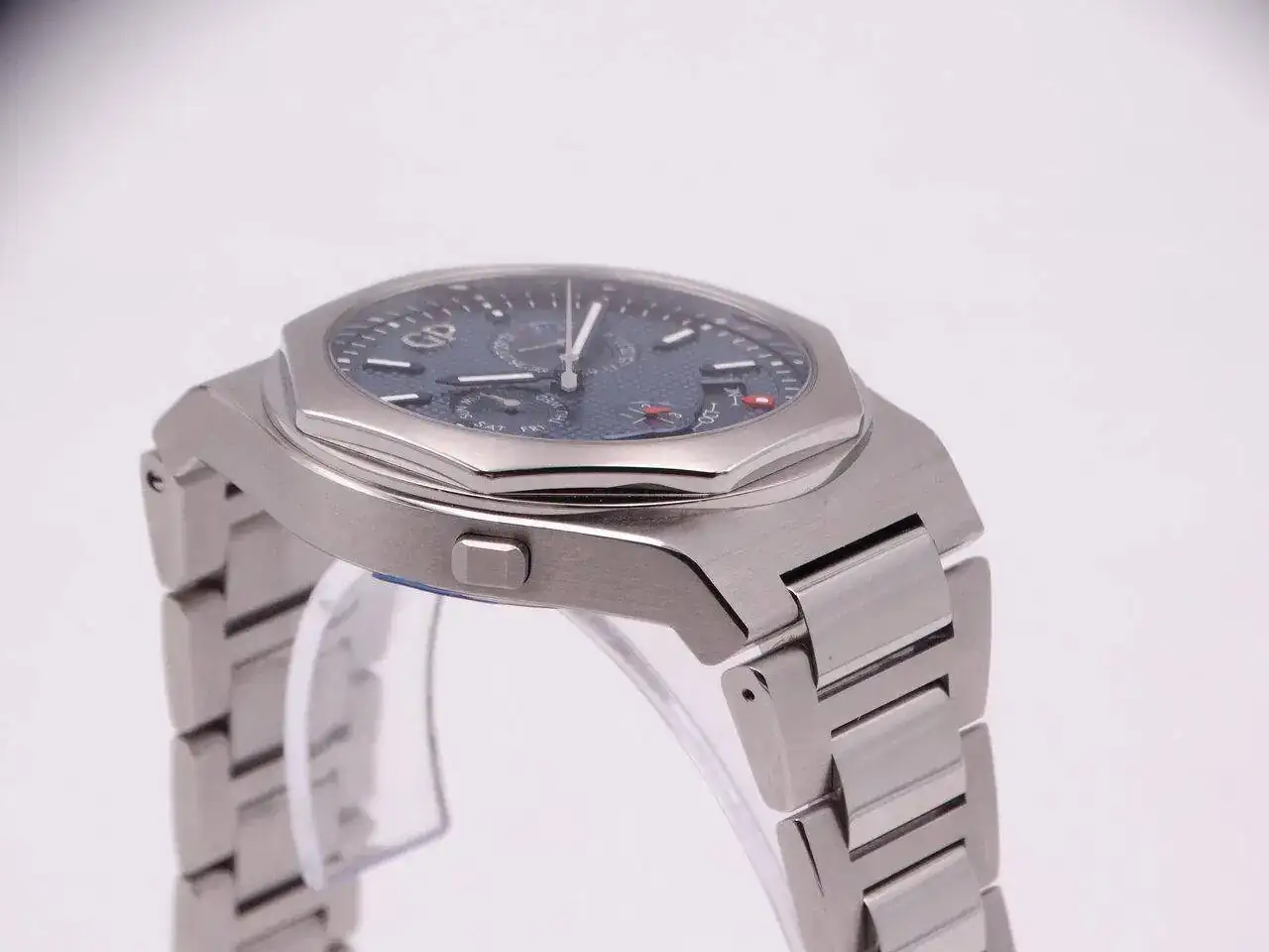 Girard Perregaux Laureato Perpetual Calendar Blue 06997.webp