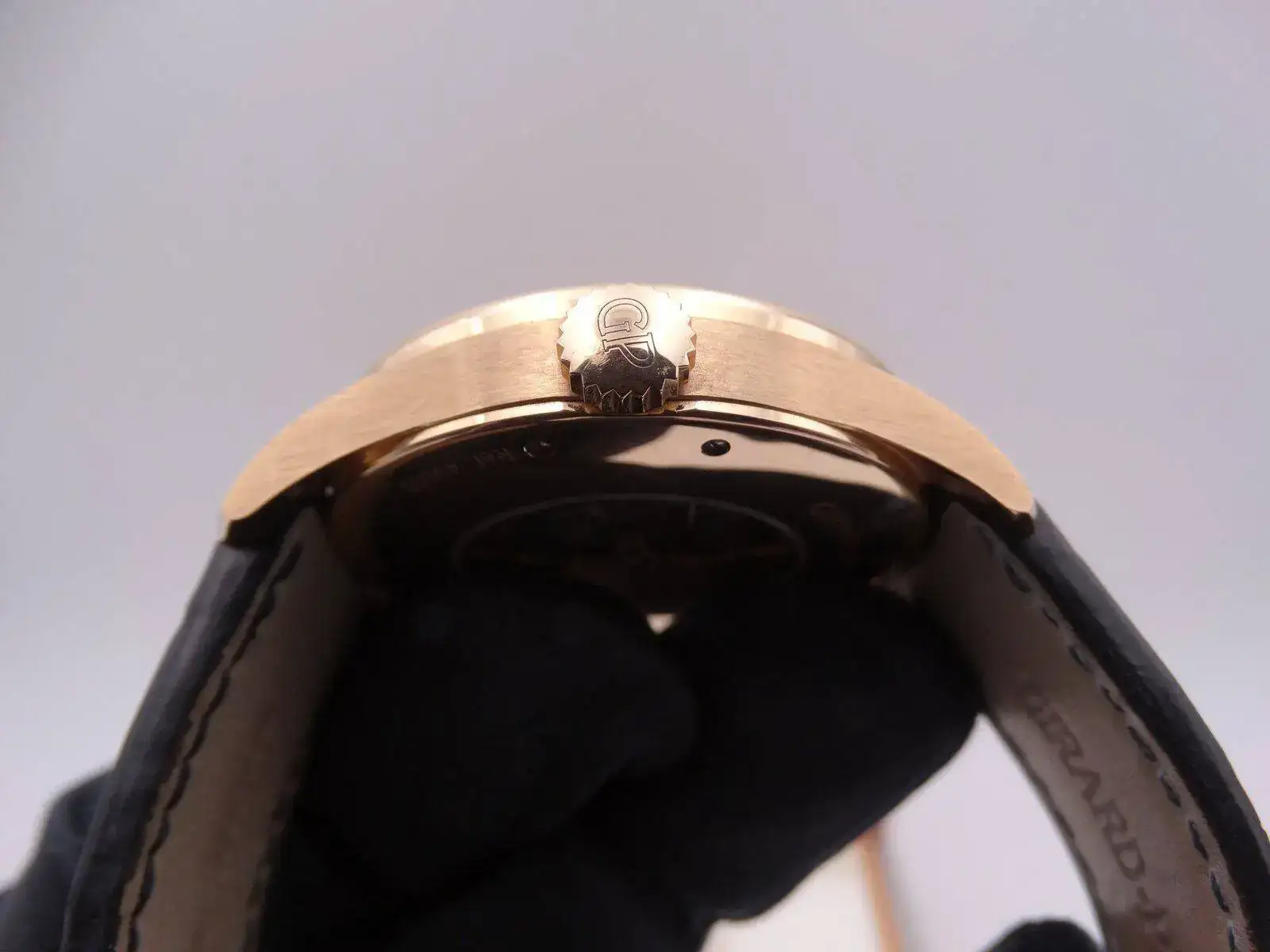 GIRARD PERREGAUX WW.TC World Time Small Second Gold 01554.webp