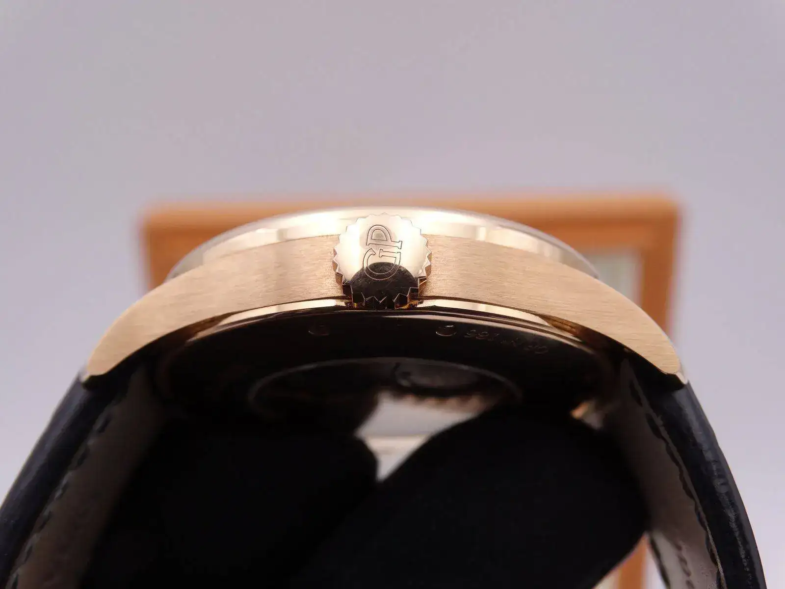 GIRARD PERREGAUX WW.TC World Time Small Second Gold 01555.webp