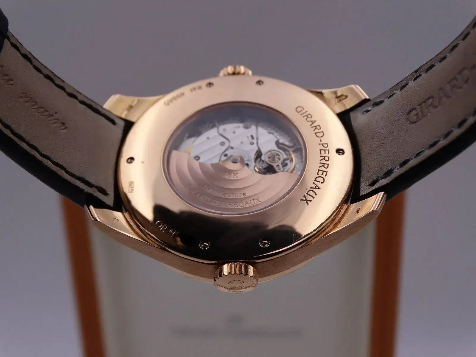 GIRARD PERREGAUX WW.TC World Time Small Second Gold 01561 copia.webp