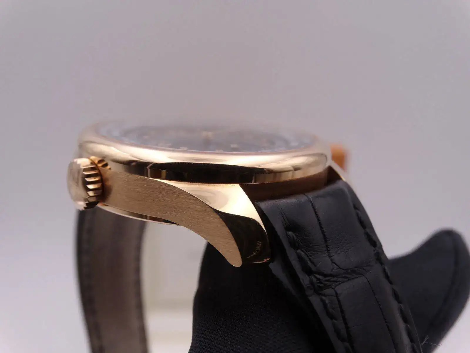 GIRARD PERREGAUX WW.TC World Time Small Second Gold 01562.webp