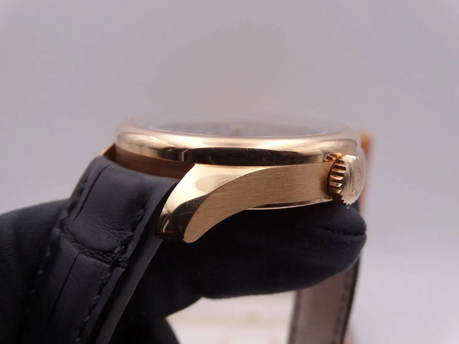 GIRARD PERREGAUX WW.TC World Time Small Second Gold 01563.webp