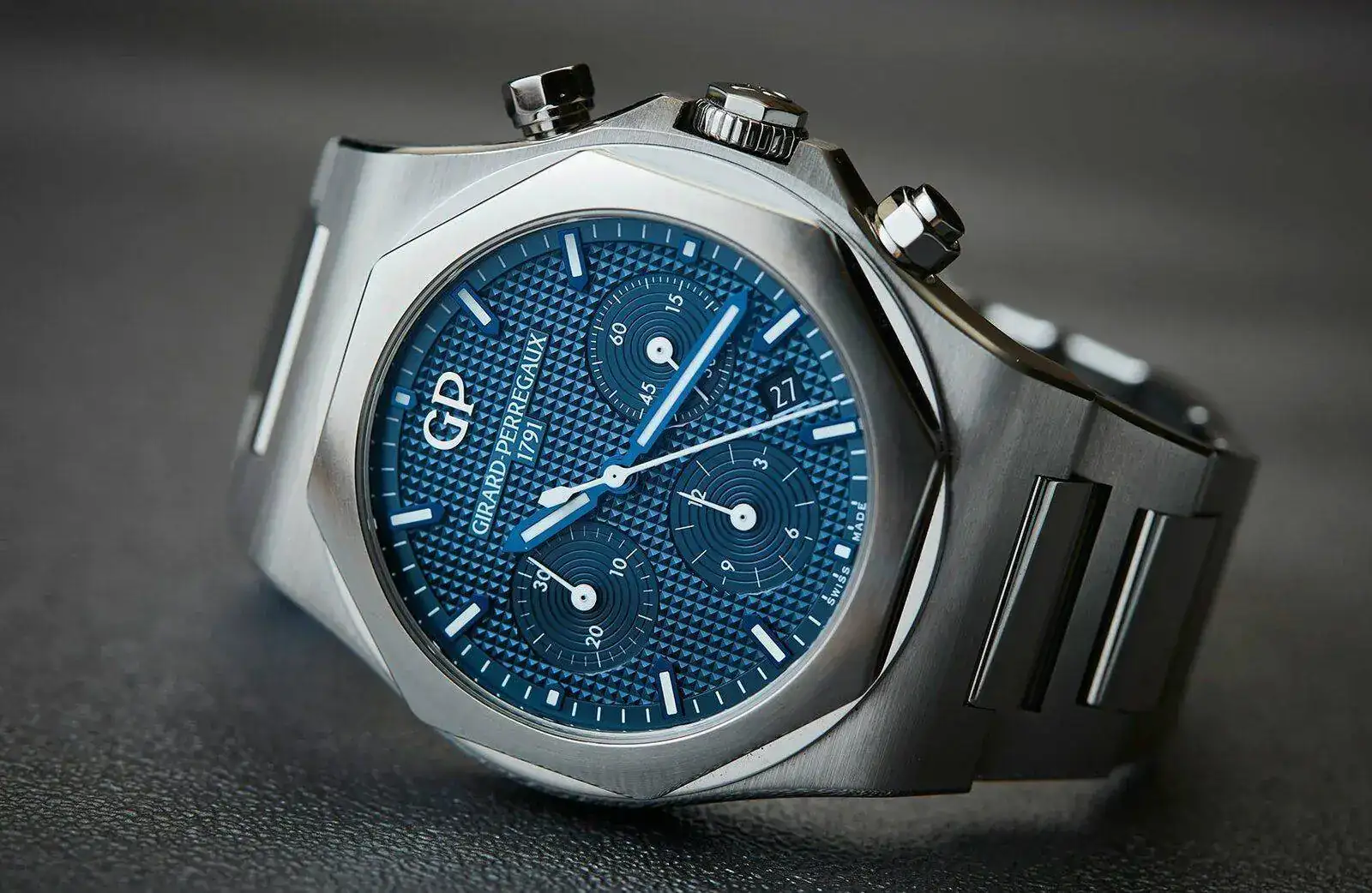 GirardPerregaux-Laureato-Chronograph-14.webp