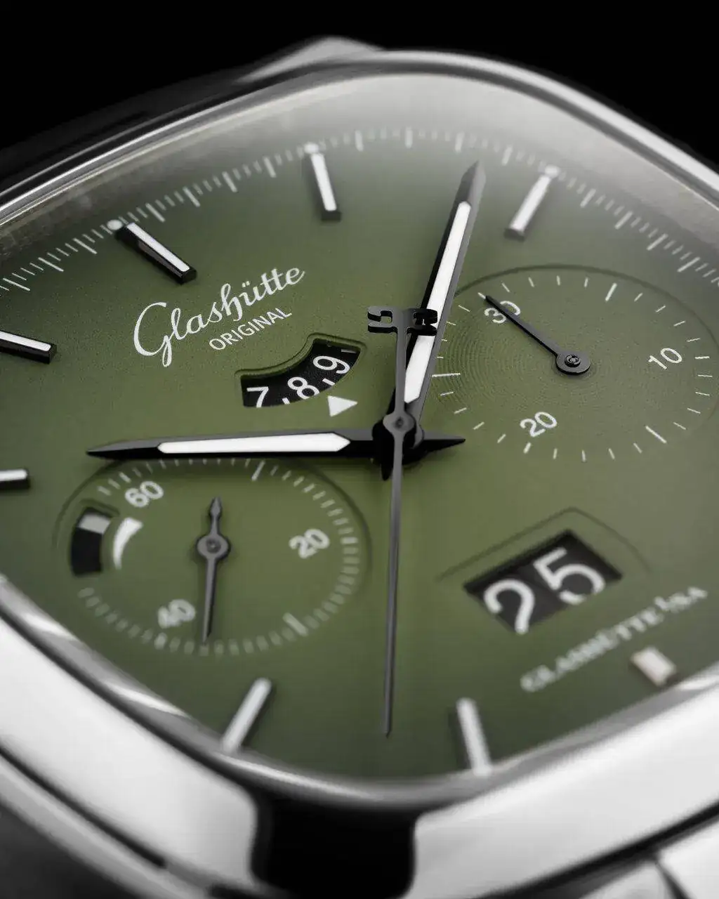 Glashütte Original 1-37-02-09-02-63 Seventies Chronograph Panorama Date Detail 1 sRGB.jpg