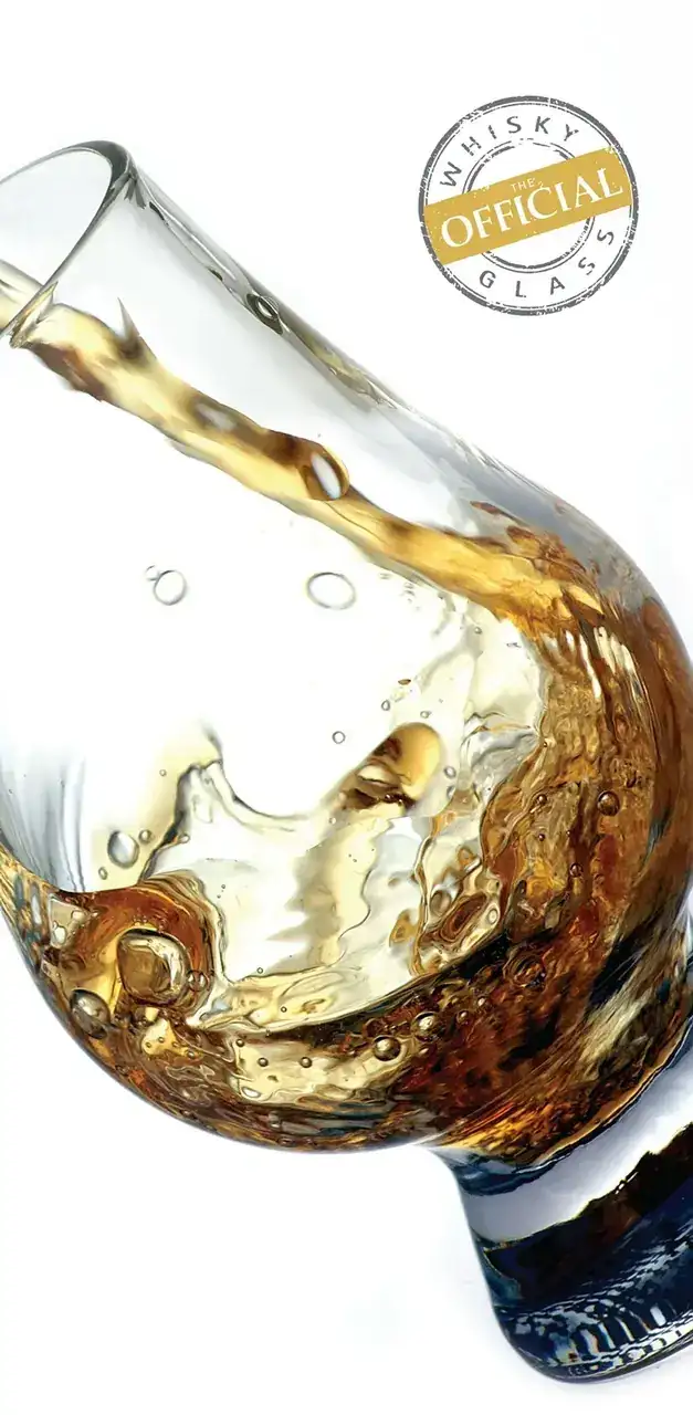 glencairn-crystal-glass-pouring.webp