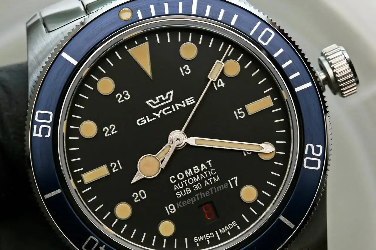 glycine-combat-gl0403-diver-blue-macro-dial.jpg