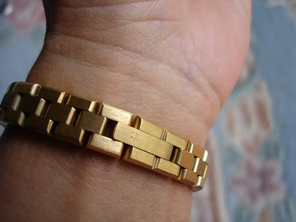 Gold wristshot cierre.webp