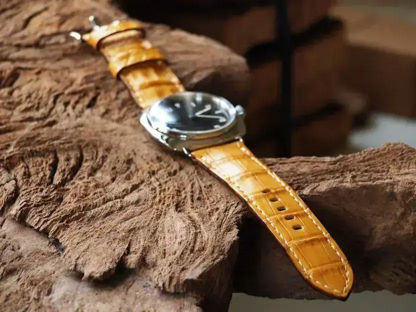 Golden%20croc%20strap-03.webp