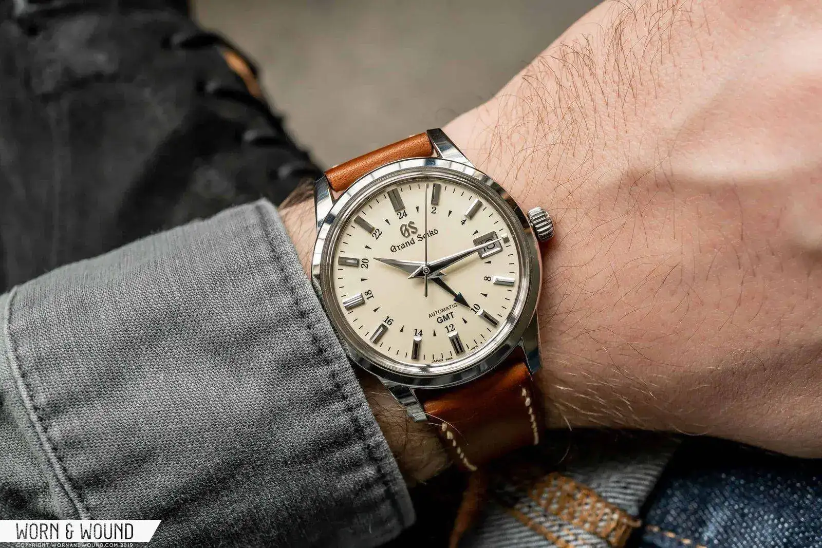 Grand-Seiko-Elegance-GMT-SBGM221-32.jpg
