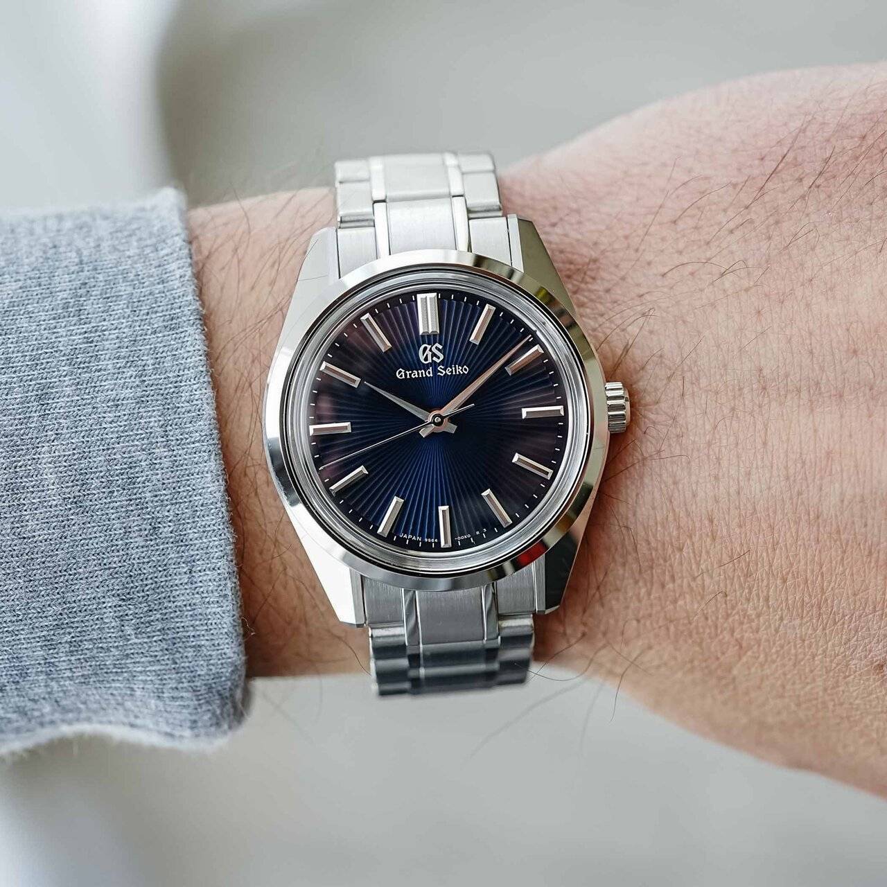 Grand-Seiko-Heritage-44GS-36.5mm-Sensu-Japanese-Fans-SBGW297-and-SBGW299-hand-wound-hands-on-3.jpg