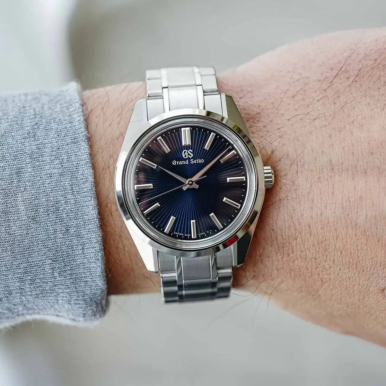 Grand-Seiko-Heritage-44GS-36.5mm-Sensu-Japanese-Fans-SBGW297-and-SBGW299-hand-wound-hands-on-3.webp