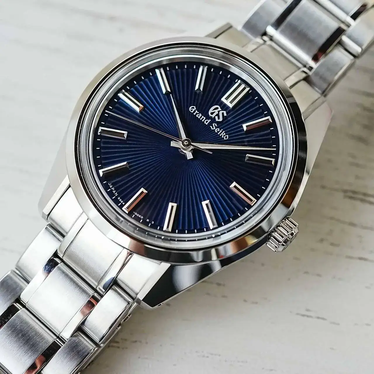 Grand-Seiko-Heritage-44GS-36.5mm-Sensu-Japanese-Fans-SBGW297-and-SBGW299-hand-wound-hands-on-4.webp