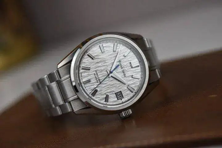 Grand-Seiko-SLGH005-White-Birch-Hi-Beat-Caliber-9SA5-review-9-720x480.webp