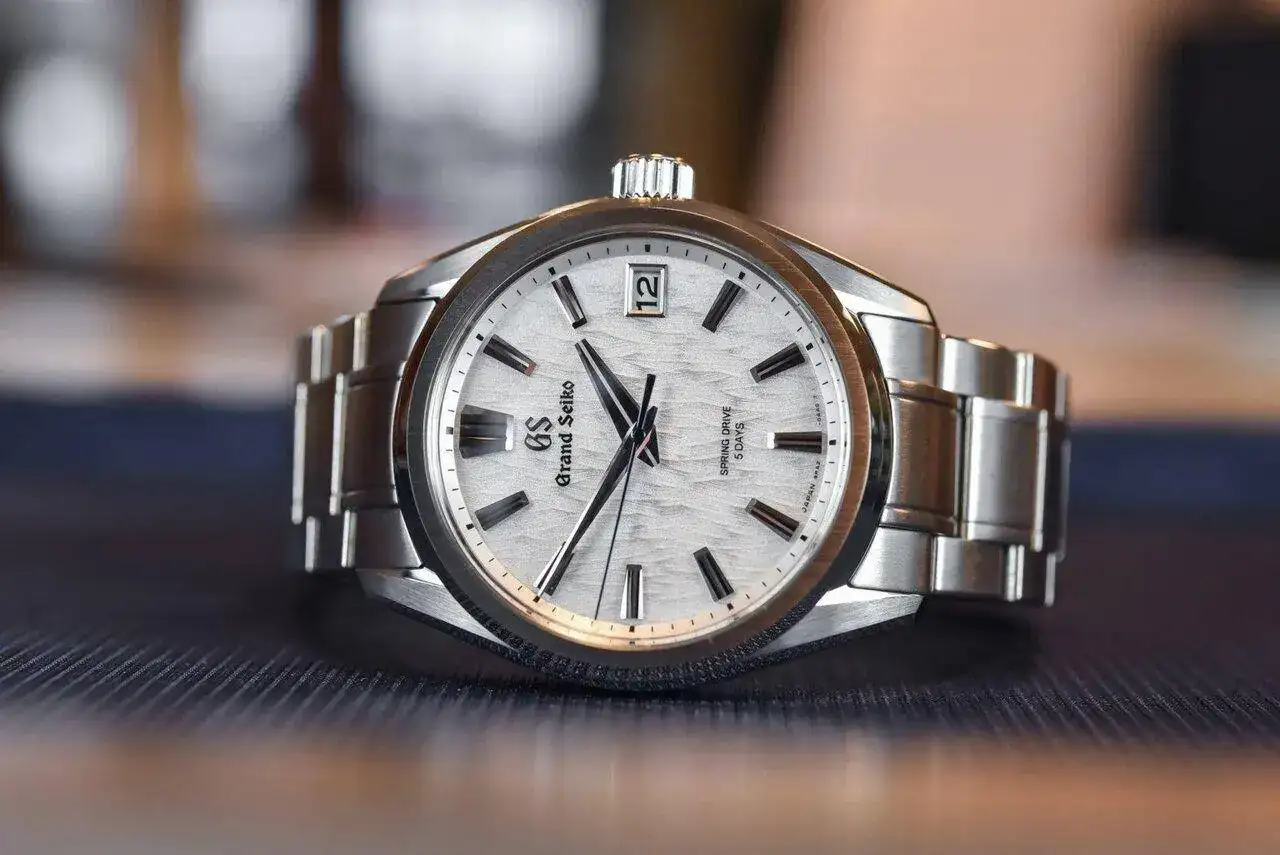 grand-seiko-white-birch-spring-drive-SLGA009-calibre-9RA2-Evolution-9-review-13-1536x1025.webp