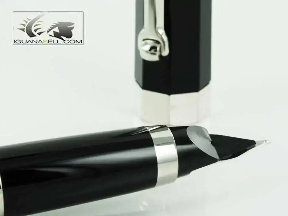 grappa-NeroUno-Black-Resin-Fountain-Pen-ISNUC-AC-4.webp