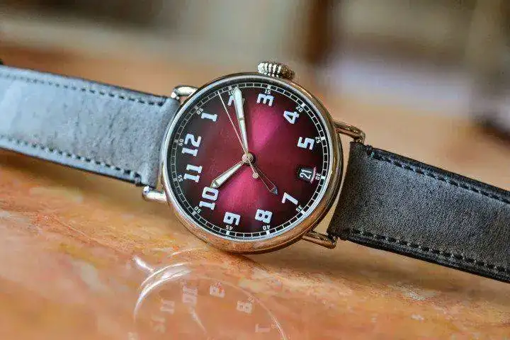 H-Moser-and-Cie-Heritage-Dual-Time-Burgundy-Fume-Dial-hands-on-1-720x480.webp