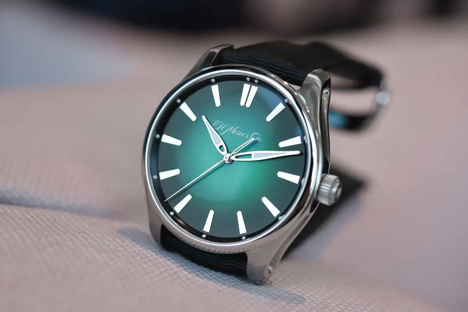 H.-Moser-Cie-Pioneer-Centre-Seconds-Cosmic-Green-reference-3200-1202-4.webp