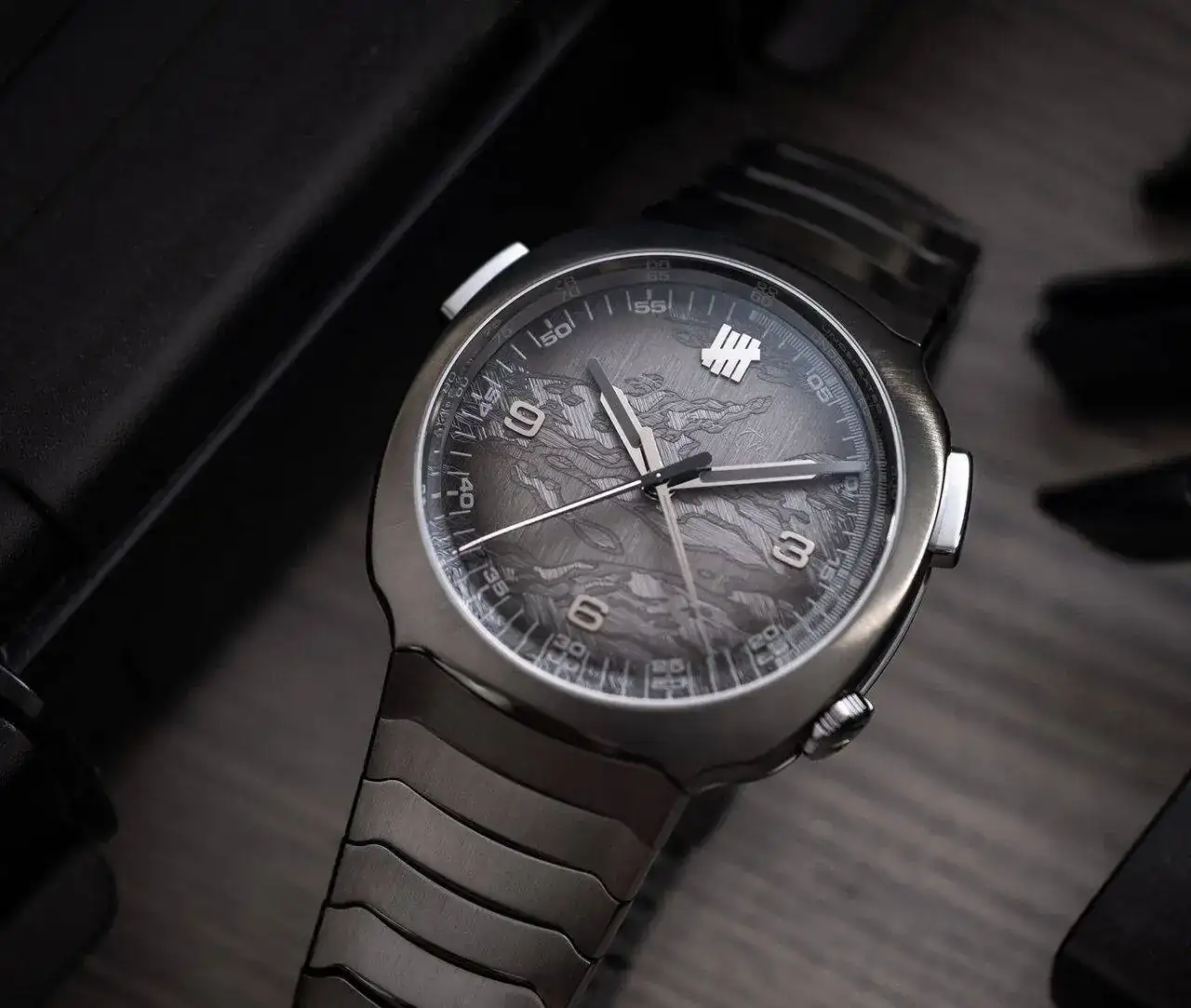 H.-Moser-Cie.-Streamliner-Chronograph-Undefeated-Horas-y-Minutos-5.jpg