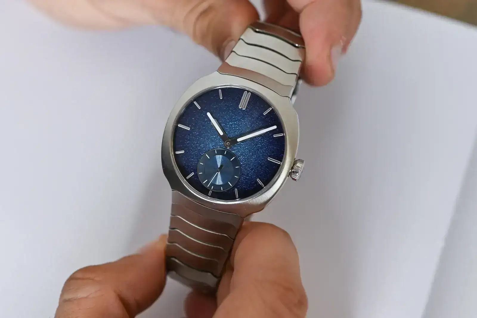 H-Moser-Cie-Streamliner-Small-Seconds-Micro-Rotor-Enamel-hands-on-review-6 (1).webp