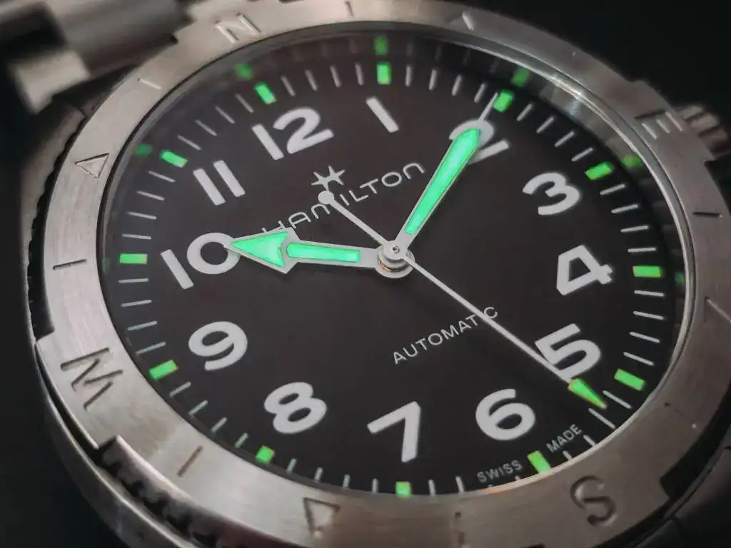 hamilton-khaki-field-expedition-lume-shot.webp
