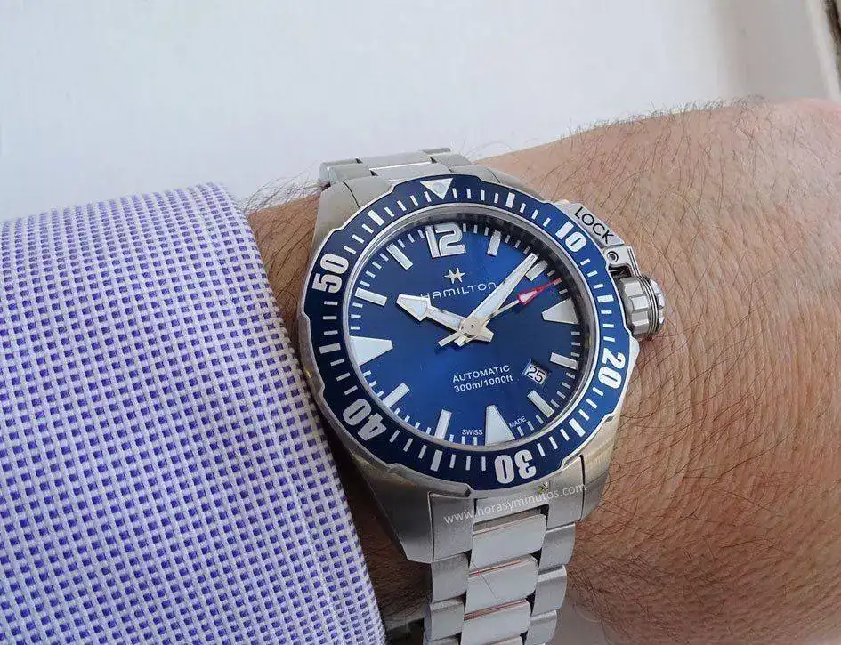Hamilton-Khaki-Navy-Frogman-azul-Horasyminutos.webp
