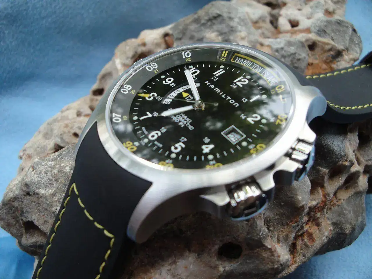 hamilton-khaki-navy-gmt-3-time-zone-hamiltonmr-no3.webp