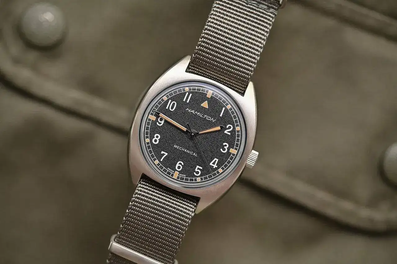 Hamilton-Khaki-Pilot-Pioneer-Mechanical-2-Horas-y-Minutos.webp