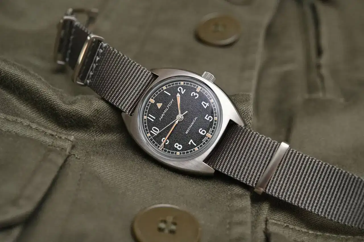 Hamilton-Khaki-Pilot-Pioneer-Mechanical-4-Horas-y-Minutos.webp