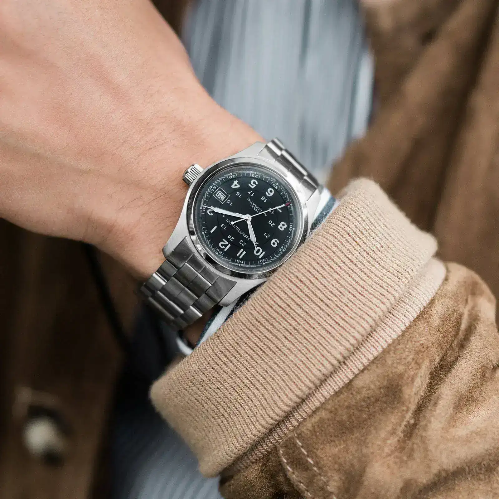 Hamilton6-Wrist_2048x2048.webp