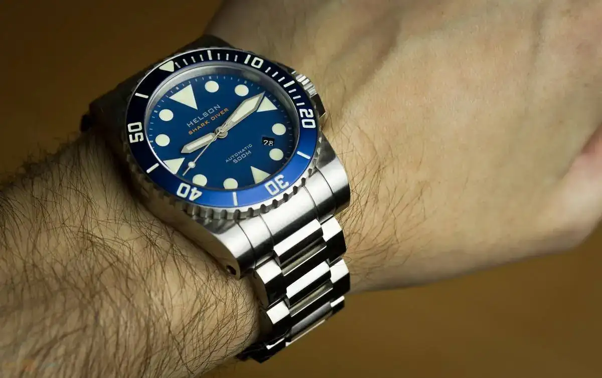 helson-sd-42-wrist.webp