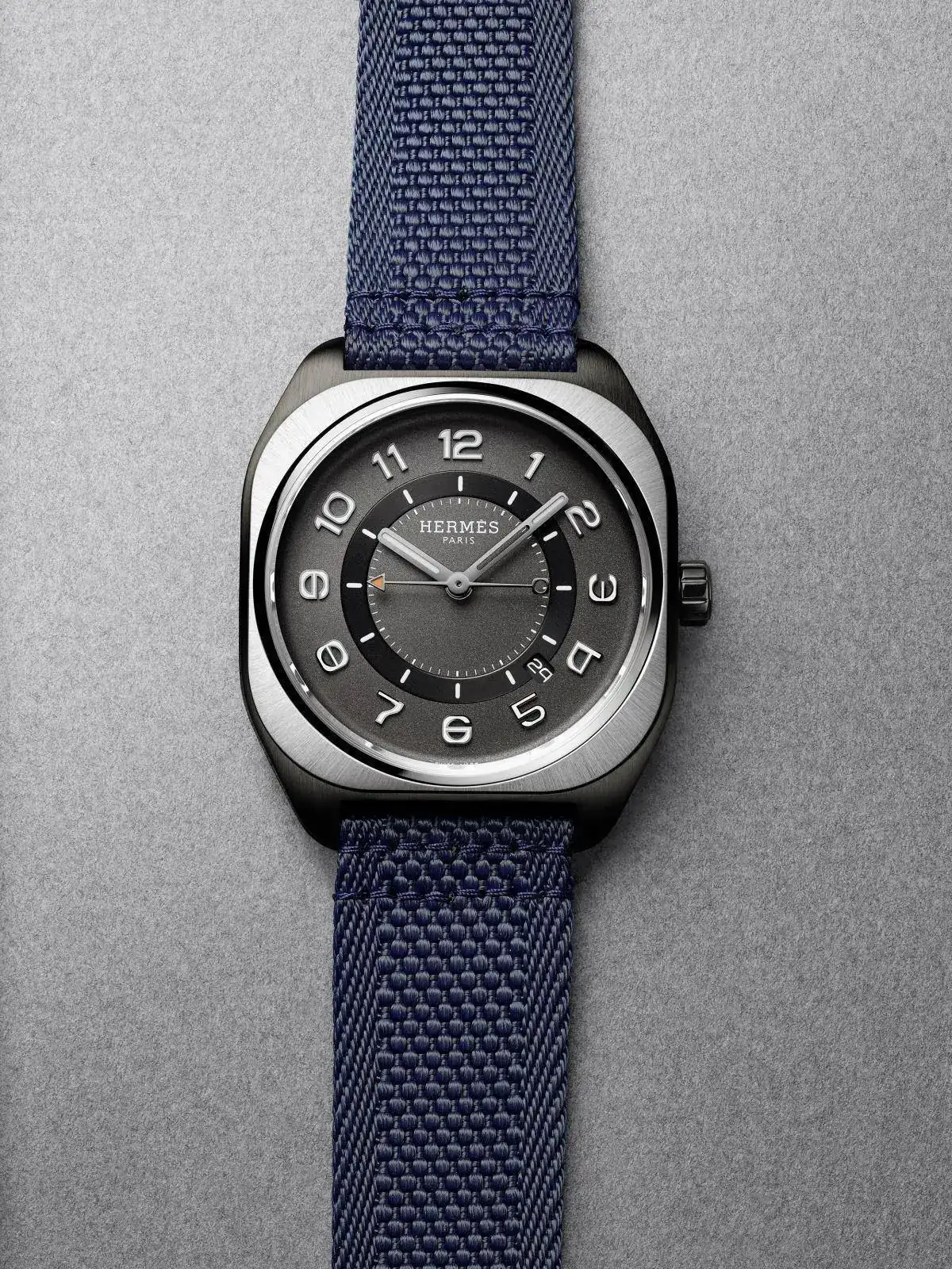 hermes-h08-titanium-dlc-blue-webbing-pr.webp