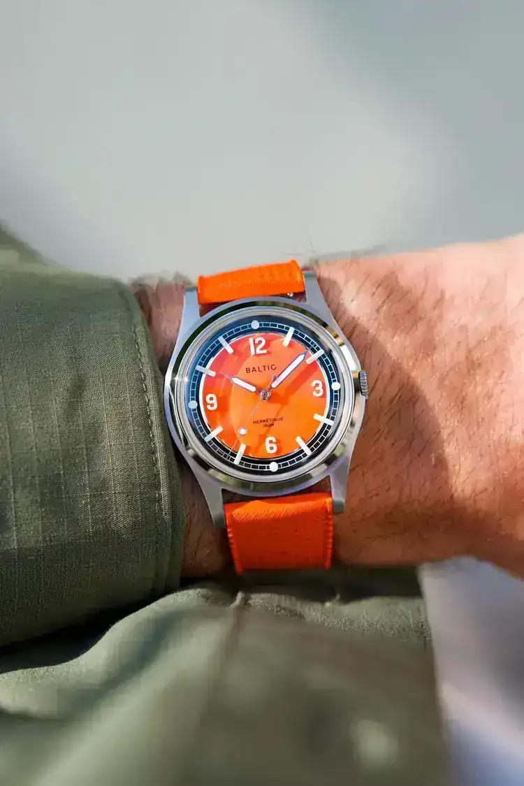 hermetique-summer-orange-wristshot-50.webp