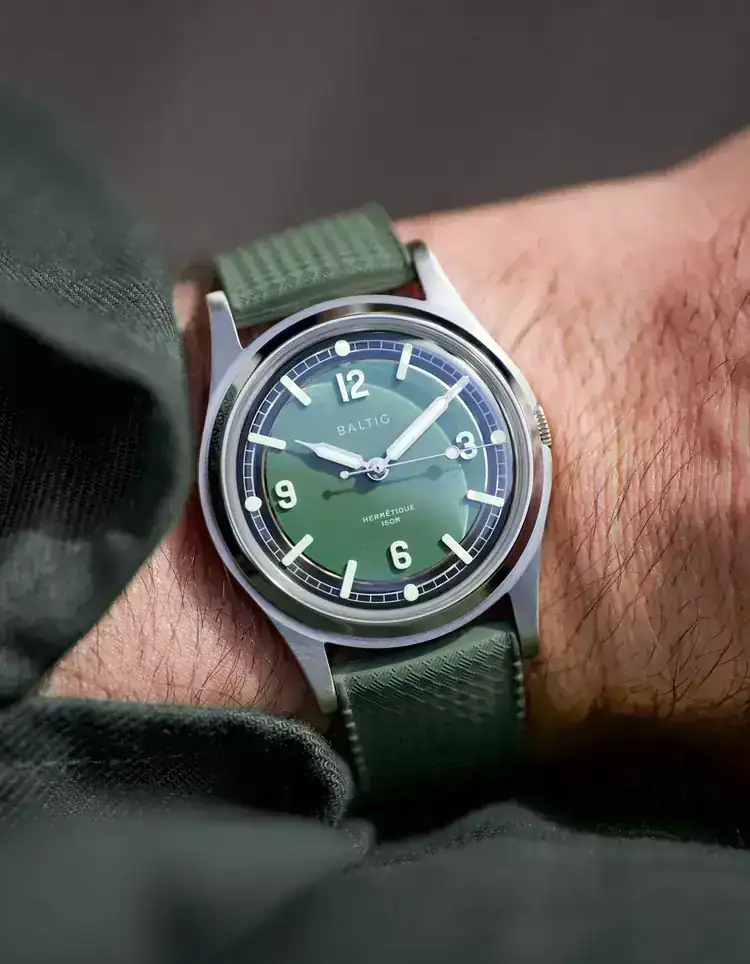 hermetique-tourer-green-wristshot.webp