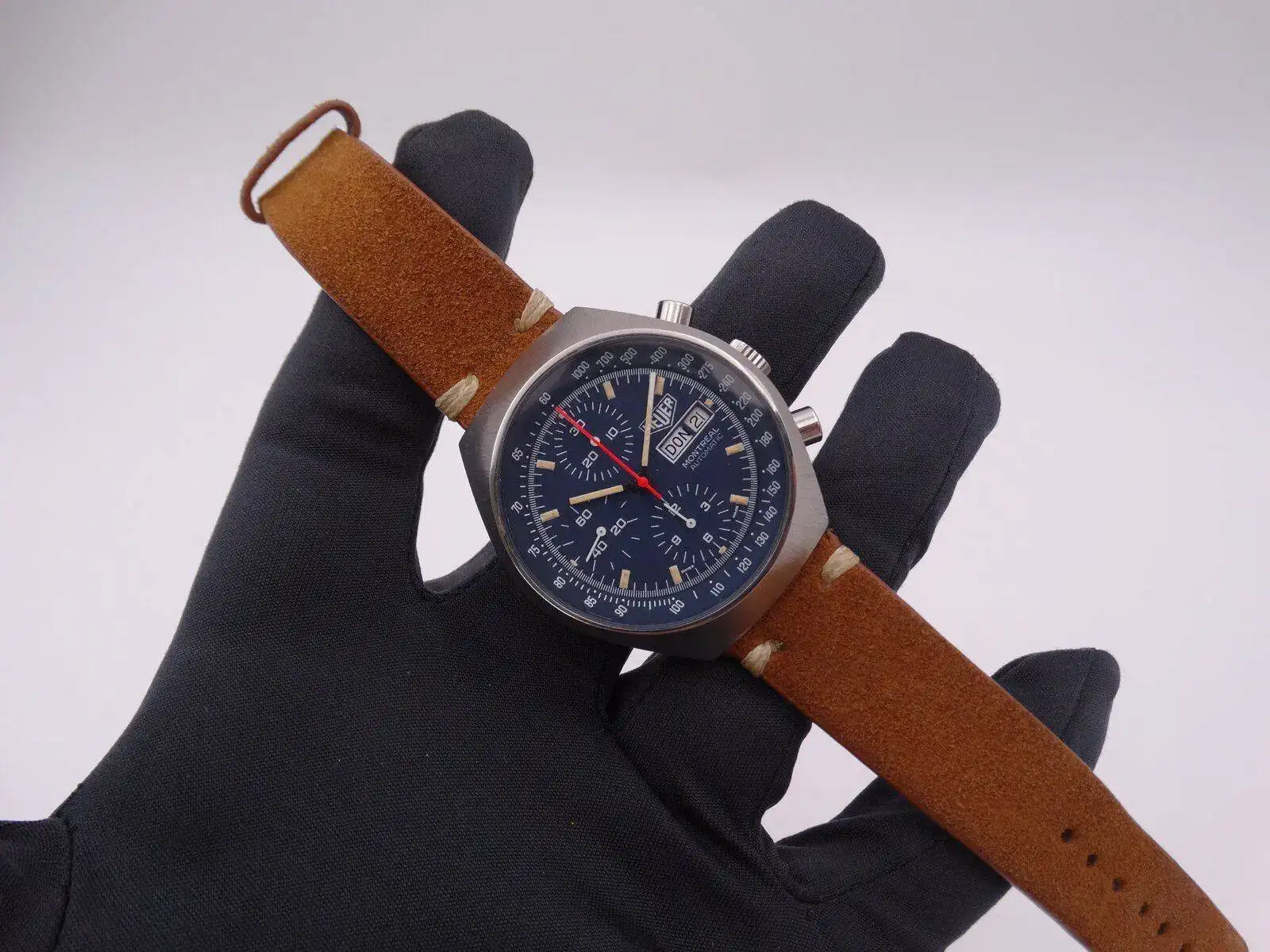 heuer montreal chronograph vintage 8537.webp