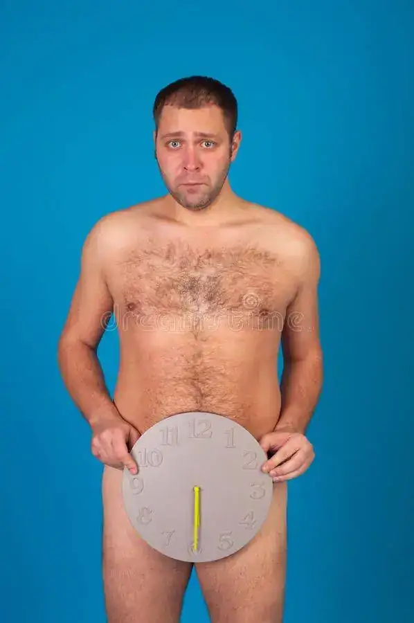 hombre-desnudo-con-el-reloj-82998100.webp