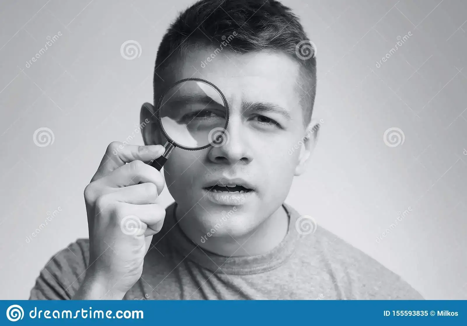 hombre-sospechoso-joven-que-mira-la-cámara-través-de-lupa-foto-blanco-y-negro-155593835.webp