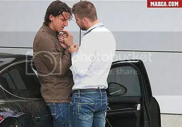 Ibrahimovic_e_pique600_reproducao.webp