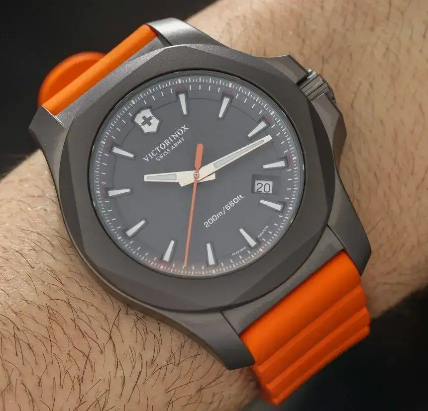 ictorinox-Swiss-Army-INOX-Titanium-aBlogtoWatch-02.webp
