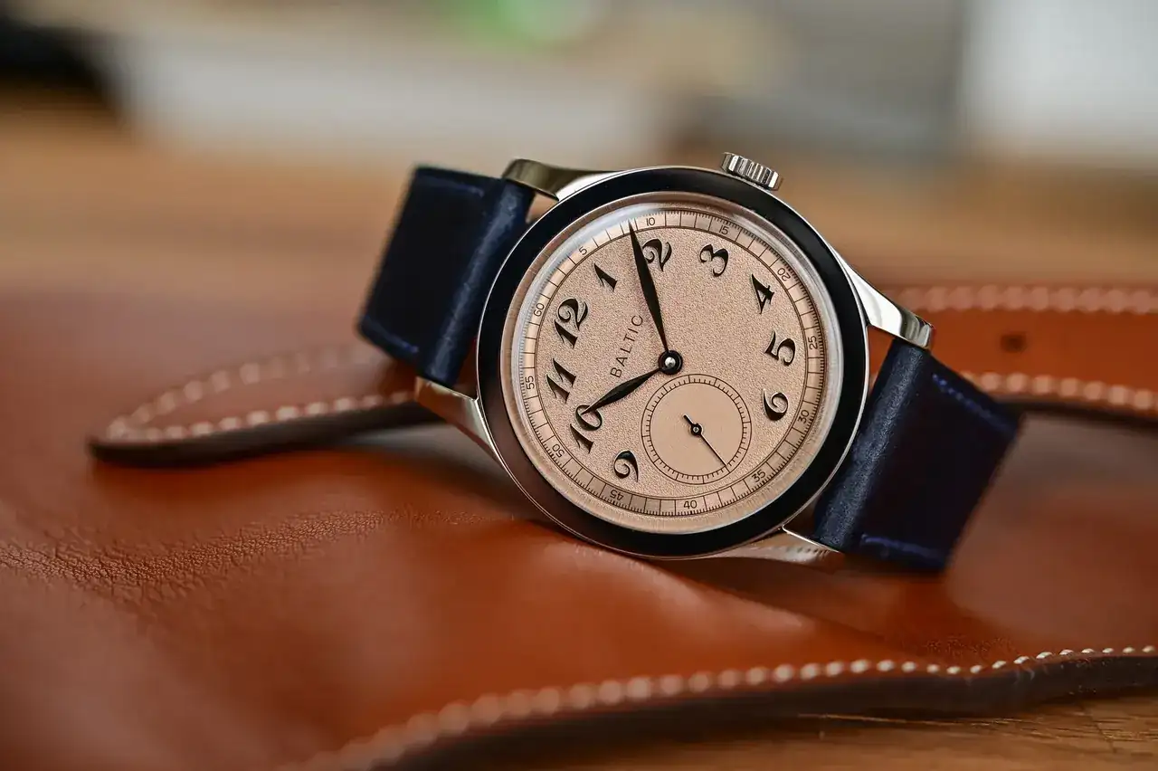 iew-Accessible-Calatrava-style-Micro-Rotor-Watch-8.webp