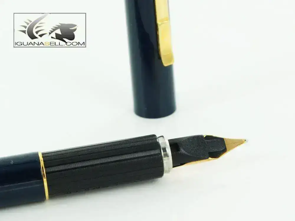 il-1970-Fountain-Pen-Blue-Lacquer-and-Gold-PLH64-5.webp