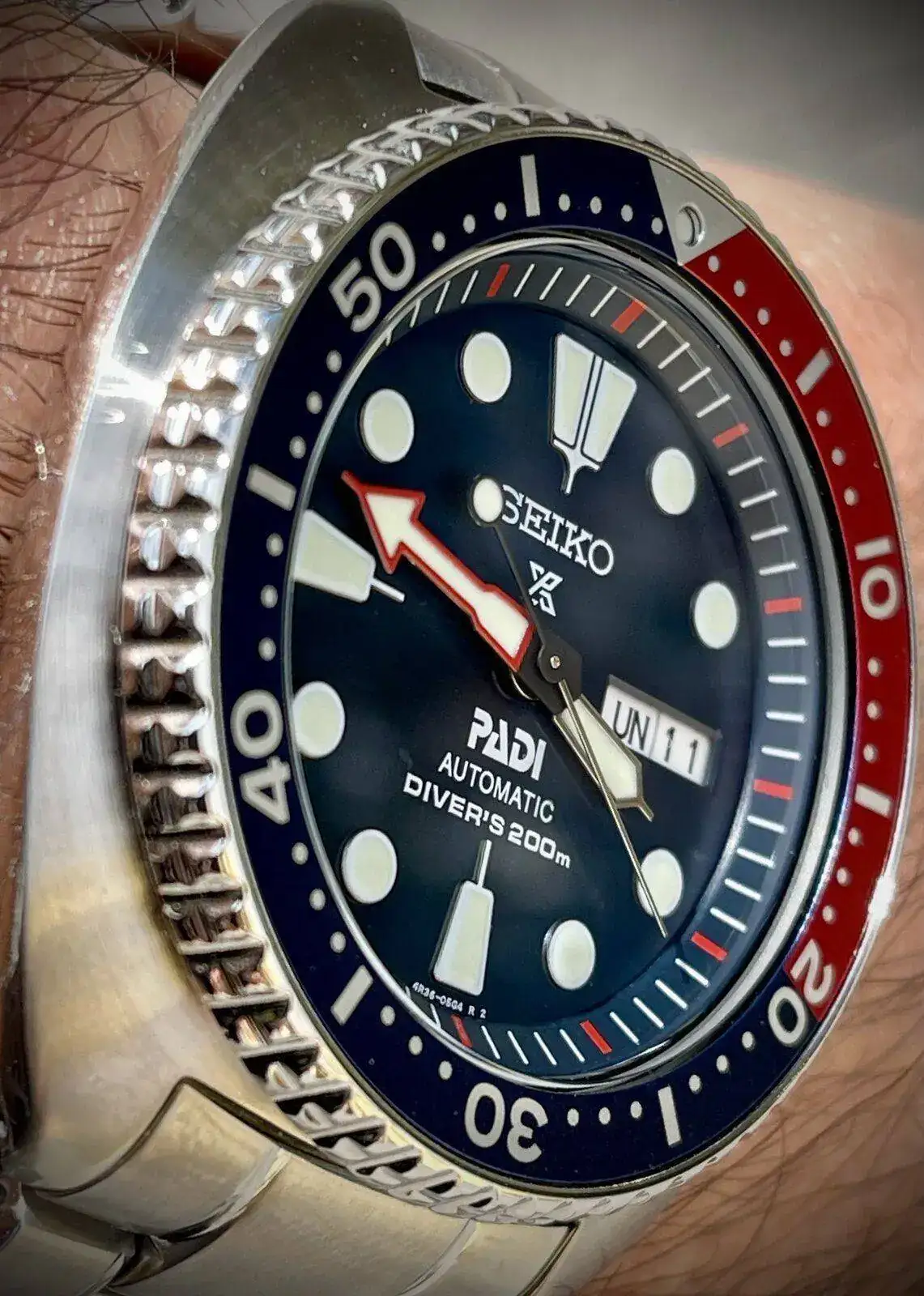 CURIOSIDAD... ¿ A qué hora cambia tu reloj la fechadía ?. Relojes
