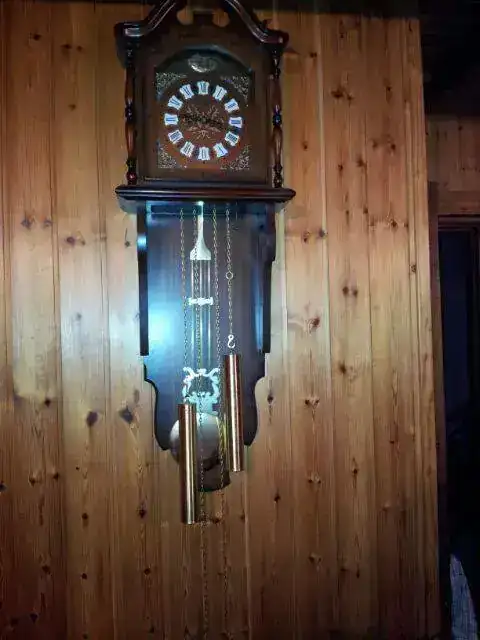 Un reloj de pared da campanadas a la hora en punto clearance
