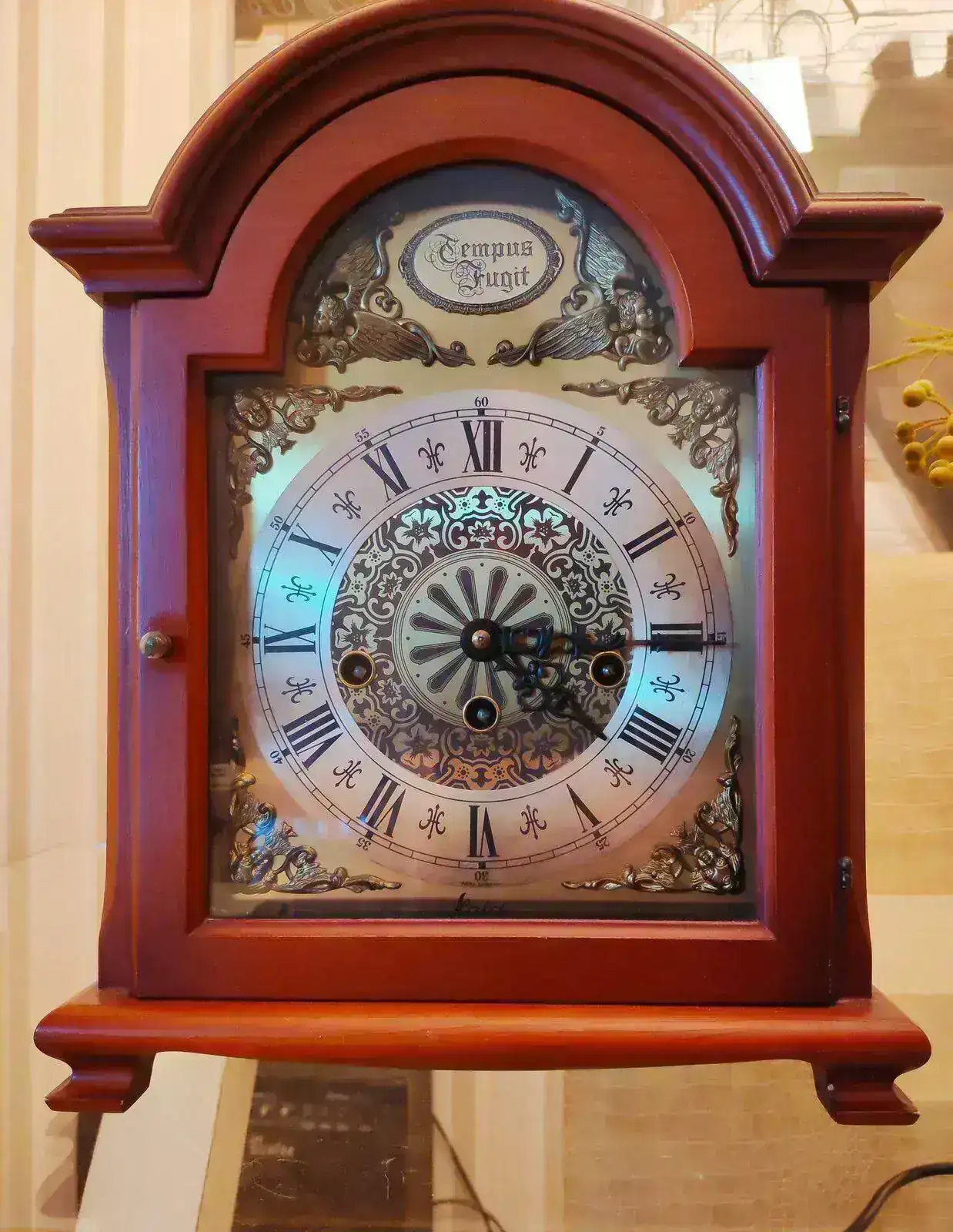 Un reloj de pared da campanadas a la hora en punto new arrivals