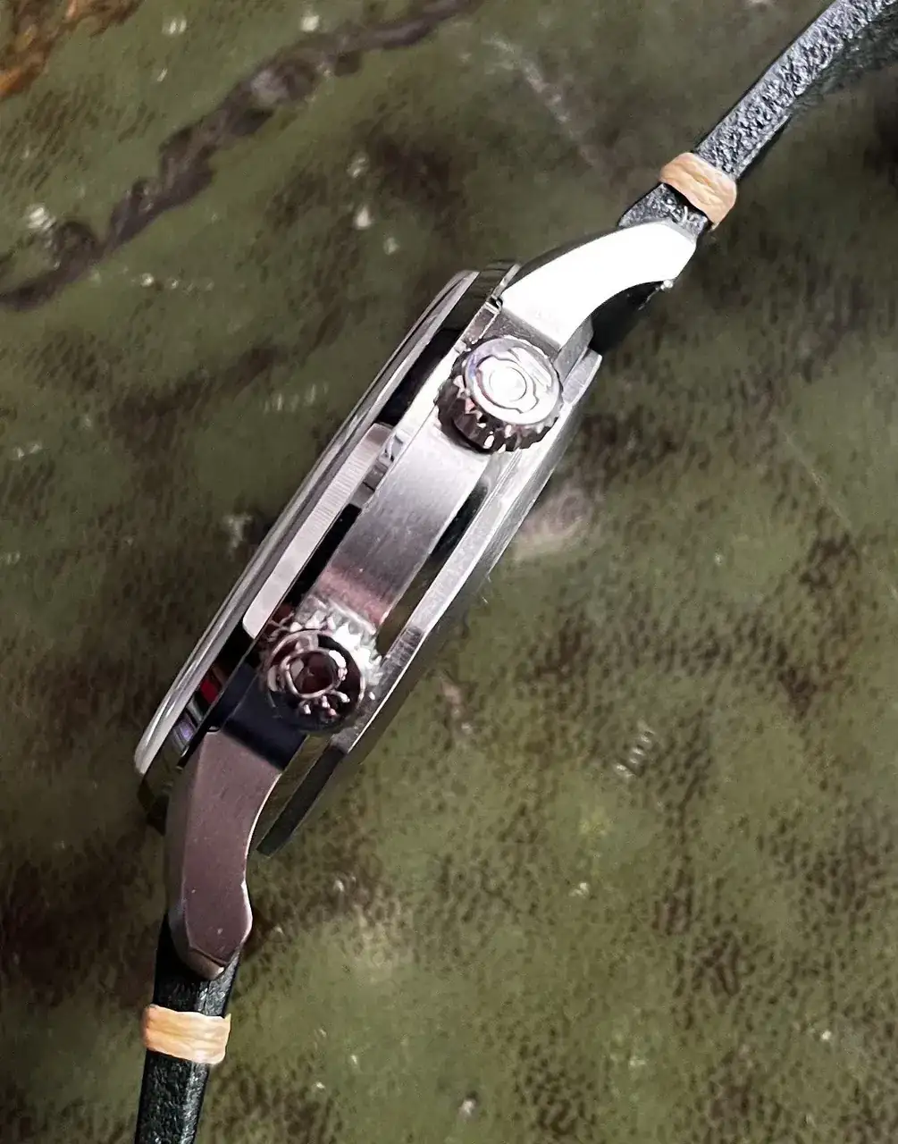 Watch Automotive lighting Font Automotive exterior Jewellery