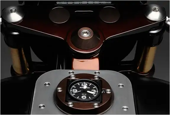 img_bell_&_ross_harley_davidson_4.webp